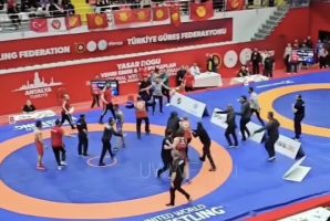 کتک‌کاری در وسط دیدار کشتی!