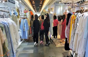 ریزش زمین لباس فروشی در چین