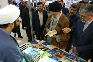 حواشی از دیدار رهبر انقلاب از نمایشگاه کتاب