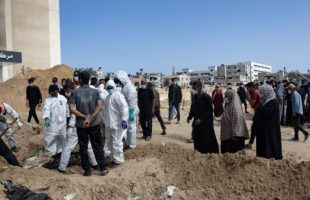 یک گور دسته‌جمعیِ دیگر همراه با اجساد ده‌ها شهید در بیمارستان الشفای غزه پیدا شد