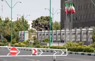 فردا از ساعت ۸ صبح توقف خودرو در خیابان‎های اطراف مجلس ممنوع است