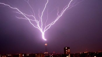 لحظه برخورد صاعقه به برج میلاد