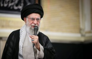 فیلم کامل بیانات رهبر انقلاب اسلامی در مراسم بزرگداشت شهدای جنگ تحمیلی اخیر. ۱۴۰۴/۵/۷