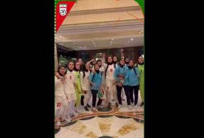همخوانی آهنگ «ایران فدای اشک و خنده تو» توسط بازیکنان تیم ملی فوتبال بانوان در لابی هتل پس از صعود به جام ملت‌های آسیا