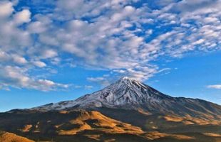 قله دماوند و کاسه آتشفشانی آن از نمای نزدیک