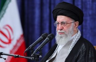رهبر معظم انقلاب:مردم، خدمتگزاران کشور بویژه رئیس‌جمهور پُرکار و پرتلاش و پیگیر را حمایت کنند