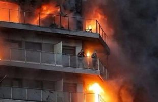 آتش‌سوزی در ساختمان آلومینیوم در خیابان جمهوری