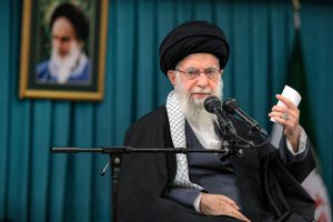 رهبر انقلاب: قبول مذاکره‌ای که با تهدید همراه است را هیچ ملت با شرفی انجام نمی‌دهد