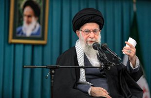 رهبر انقلاب: قبول مذاکره‌ای که با تهدید همراه است را هیچ ملت با شرفی انجام نمی‌دهد