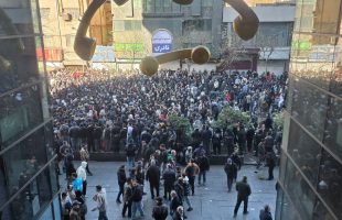 تجمع برخی کسبه بازار تهران در واکنش به نوسانات ارز