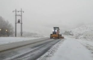 بارش برف در گردنه‌های الموت و آوج