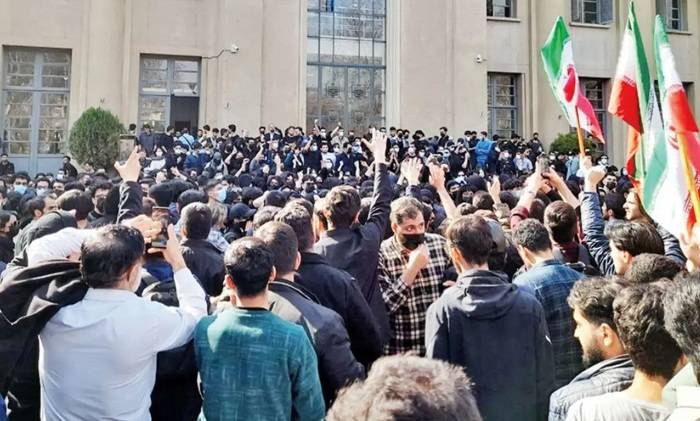 ۳ دانشجوی دانشگاه تهران در پی جسارت به نماد ملی ایرانیان موقتاً از تحصیل محروم شدند.