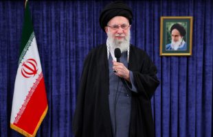 پیام رهبر معظم انقلاب اسلامی خطاب به ملت ایران: در ۲۲ بهمن با نشان دادن اراده و ایستادگی خود، دشمن را مأیوس کنید