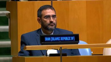 صندلی‌های سالن مجمع عمومی سازمان ملل متحد؛ نماد چالش میان حضور دیپلماتیک و واکنش به تهدید علیه ایران.