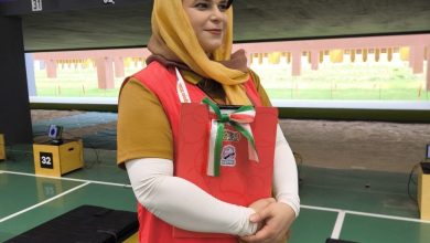 هانیه خندان، داور بینالمللی و برجسته تیراندازی کشورمان، در حاشیه برگزاری رقابتهای تیراندازی در بیستمین دوره بازیهای آسیایی ناگویا، در اقدامی توجهبرانگیز و معنادار با پرچم مقدس جمهوری اسلامی ایران و نماد یادبود کودکان میناب در سالن مسابقات حاضر شد.