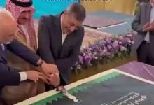جعفر قائم‌پناه در حال بریدن کیک روز ملی عربستان در کنار دیپلمات سعودی
